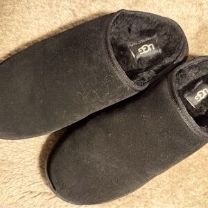 UGG Black Suede Slippers
EUC size 9 Men's 
EU 42
No box